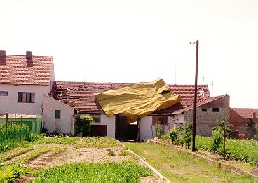  Plechová střecha přenesená ze sousedního domu ze vzdálenosti kolem 20 m. Lokalita je asi 100 m jihovýchodně od kostela. Foto autor.