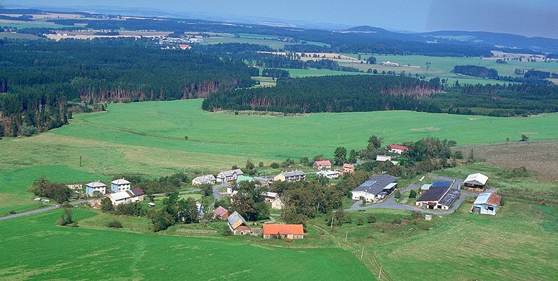 Letecký pohled na Pěkovice a okolní lesy (240 kB)