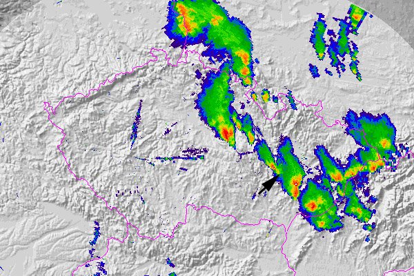 Situace nad Českou republikou v 15:30 UTC (tedy přibližně v době, kdy tornádo zasáhlo Studnici) z pohledu meteorologických radarů. Přibližná poloha tornáda je vyznačena šipkou. Pro animaci radarových snímků (1,27 MB) od 13:00 UTC do 19:00 UTC si klikněte  zde  (všechny radarové snímky z archivu radarového oddělení ČHMÚ, © Petr Novák, ČHMÚ).